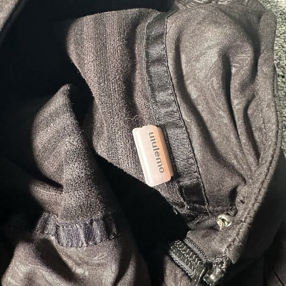 Lululemon Apres Yoga Hooded Jacket in Black Dance In Snow Pattern. Size 4 - Picture 2 of 16